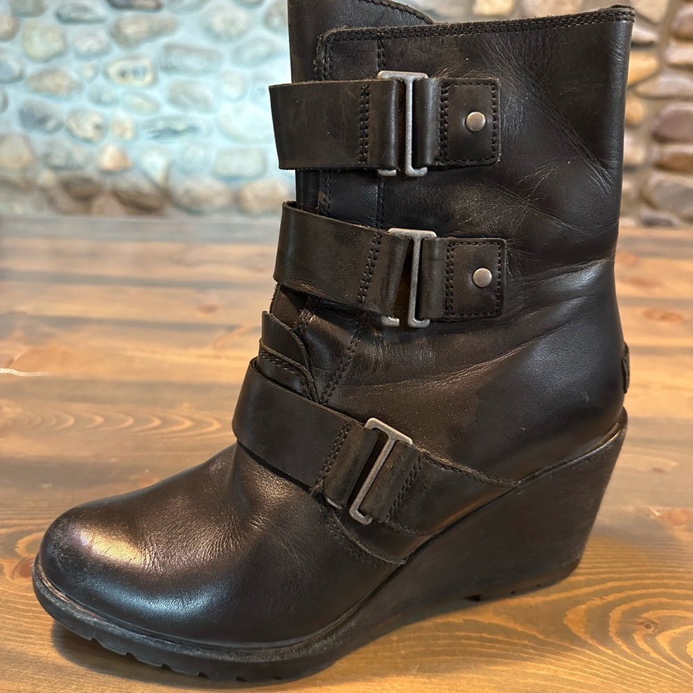 Women's Sorel size 9 Black Wedge Boots
